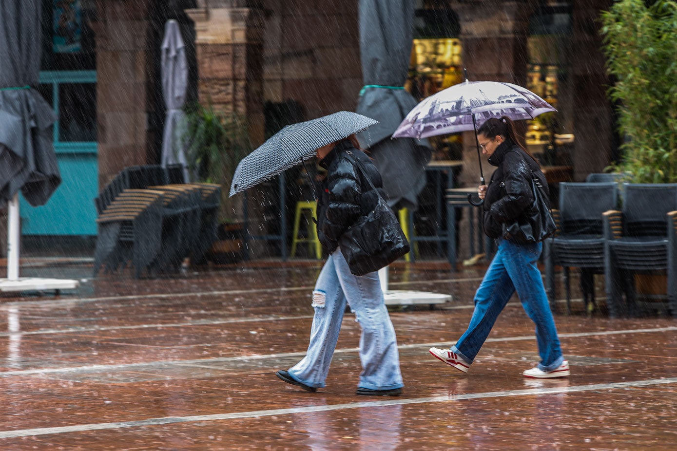 Paraguas y lluvia también en Torrelavega