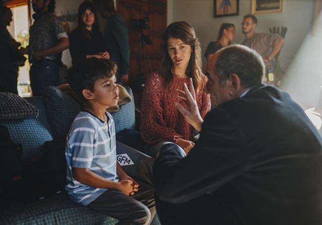 Karra Elejalde y Giorgina Amorós, padre e hija en la serie, durante una de las tomas de la grabación