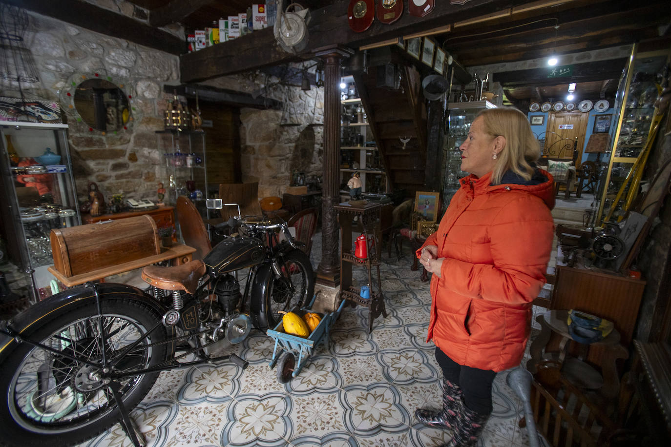 La tienda Antigüedades del pueblo se transformó durante una jornada para convertirse en un lugar diferente. 