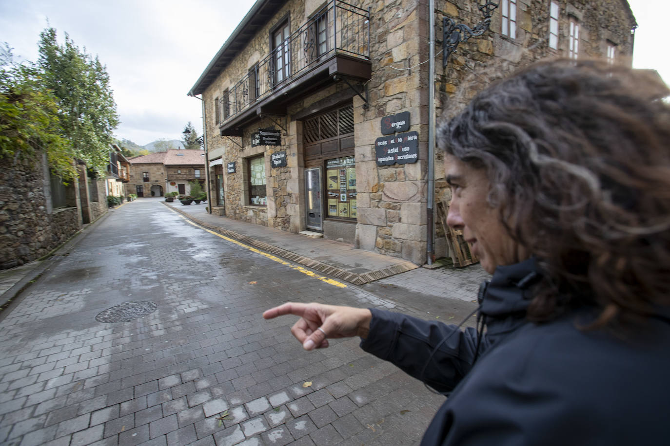 Beatriz Sainz, responsable de localizaciones, explica los detalles de algunos de los rincones en los que se está rodando la serie. 