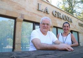 La pareja, unos días antes de cerrar definitivamente el negocio que han regentado cuatro décadas