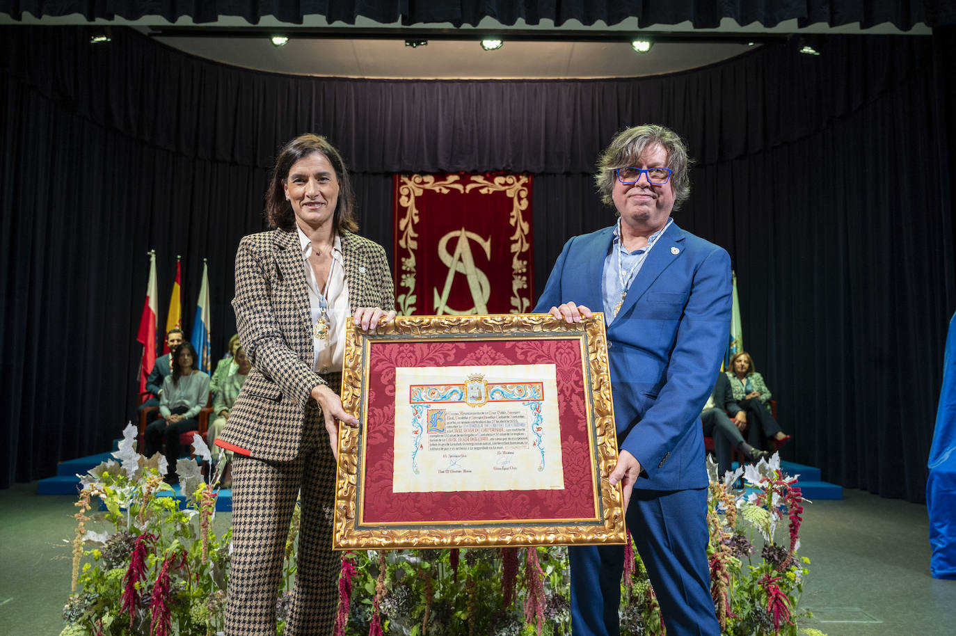 Igual y Fernández sujetan el diploma que acredita la entrega de la Medalla de Oro.