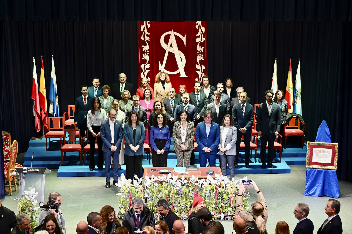 La alcaldesa, entre Javier Fernández y la presidenta de Cruz Roja a nivel nacional, María del Mar Pageo. Justo detrás, los concejales del Ayuntamiento.