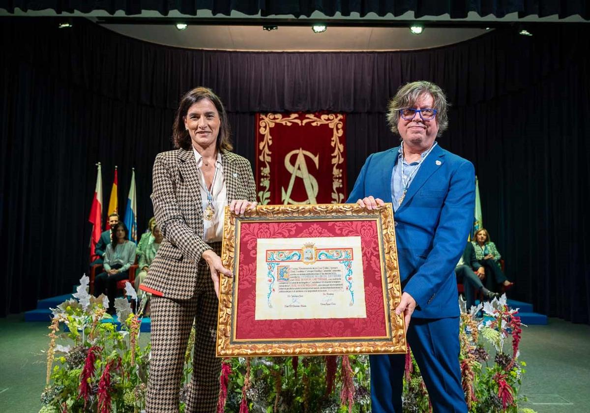 Gema Igual y Javier Fernández muestran el diploma que acredita la Medalla de Oro.