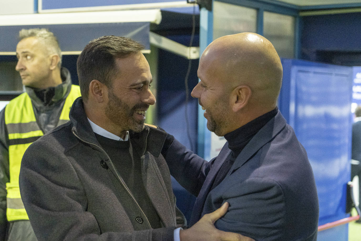 Fran Fernández, entrenador del Alcorcón, y José Alberto, técnico del Racing, se saludan