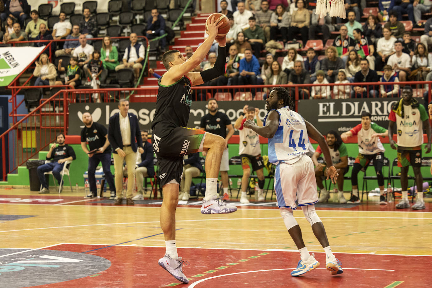 Radunic, del Grupo Alega, en pleno salto para lanzar a canasta ante Ali, del San Pablo Burgos. 