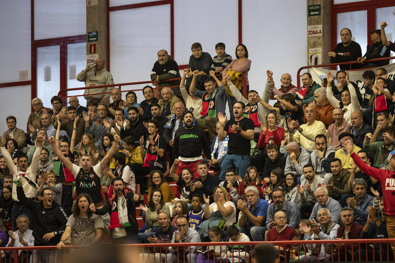 Los aficionados del Grupo Alega Cantabria animaron sin descanso a su equipo. 