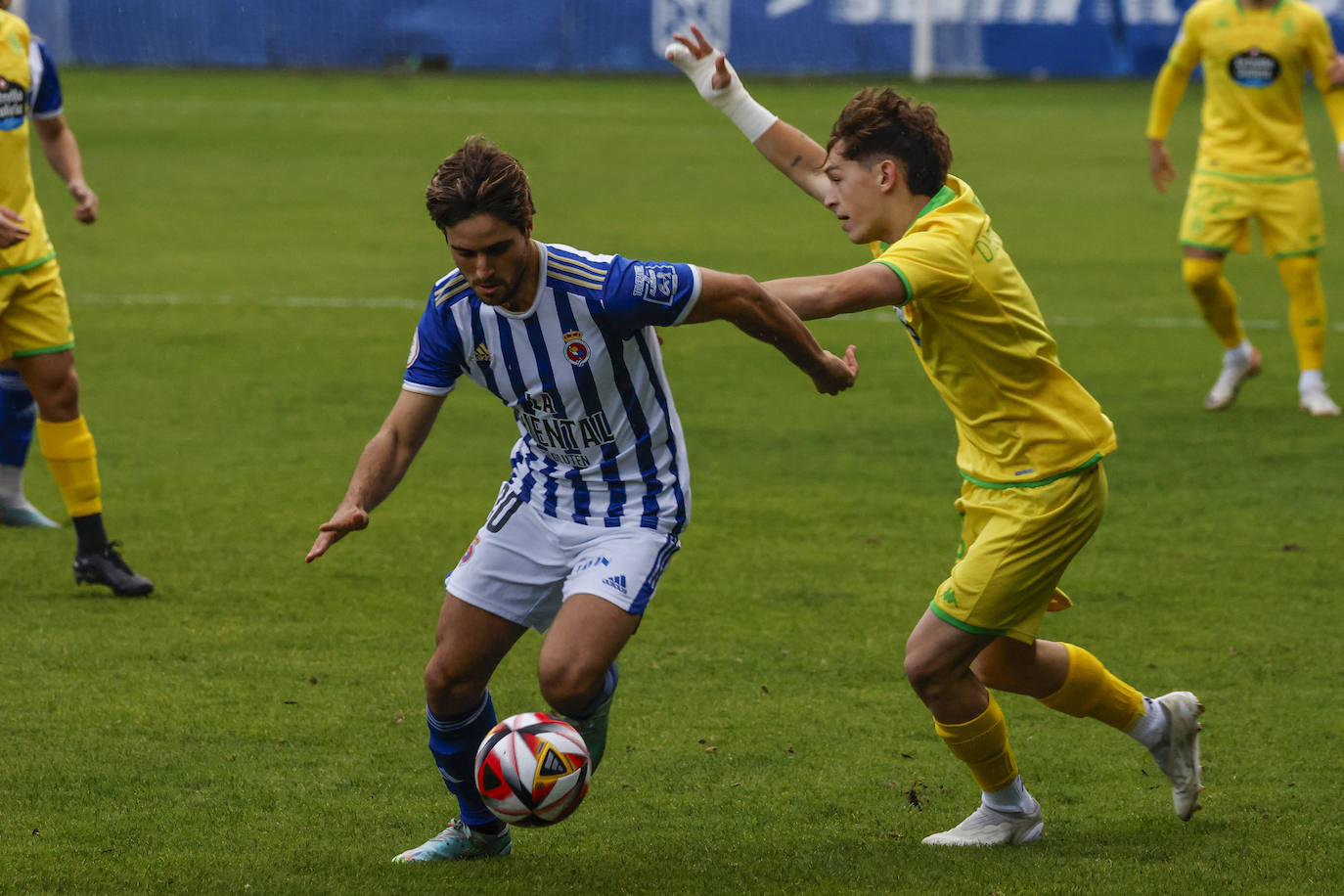 Puras controla el balón.