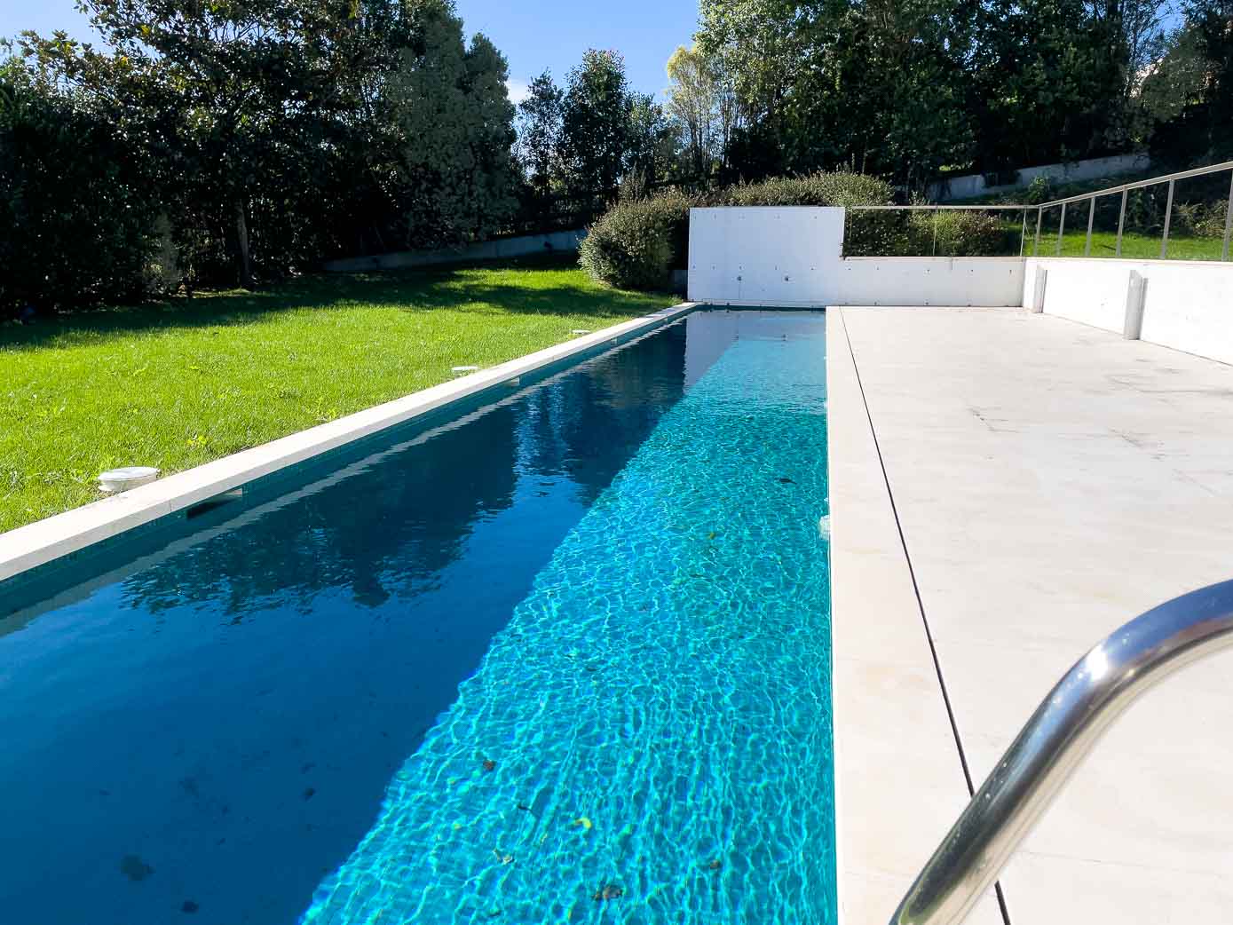 Piscina en forma de lámina de agua alargada.