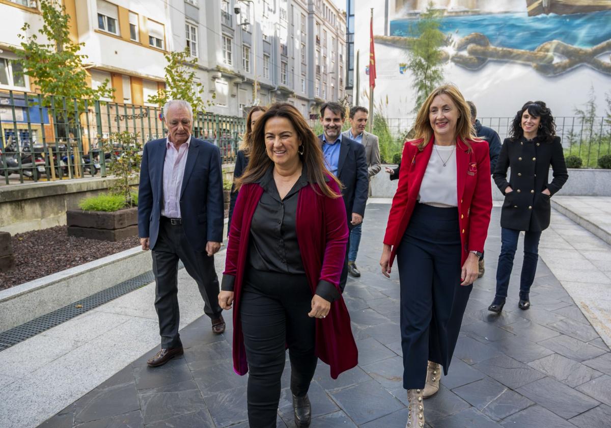 La consejera Begoña Gómez del Río, con su equipo.