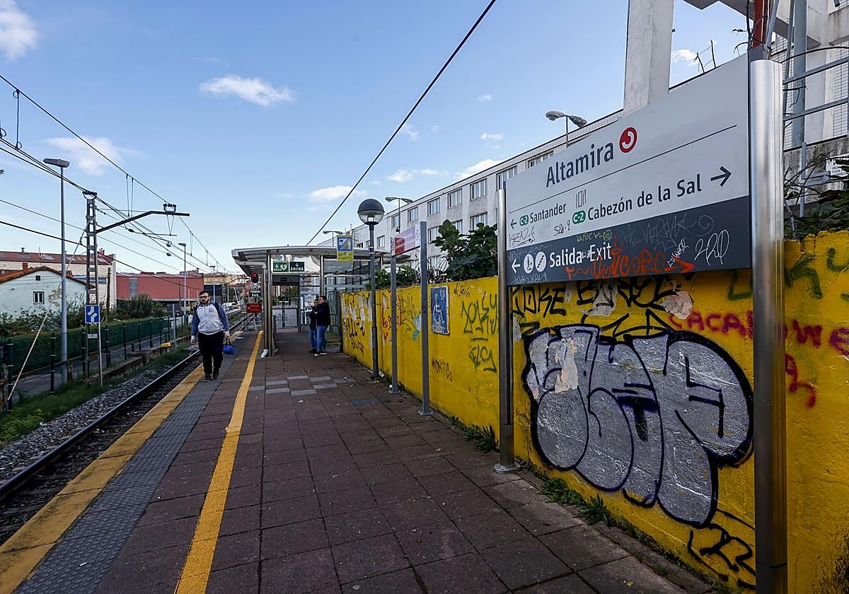 El apeadero está situado en la parte posterior del Centro Comercial Bulevar Altamira.