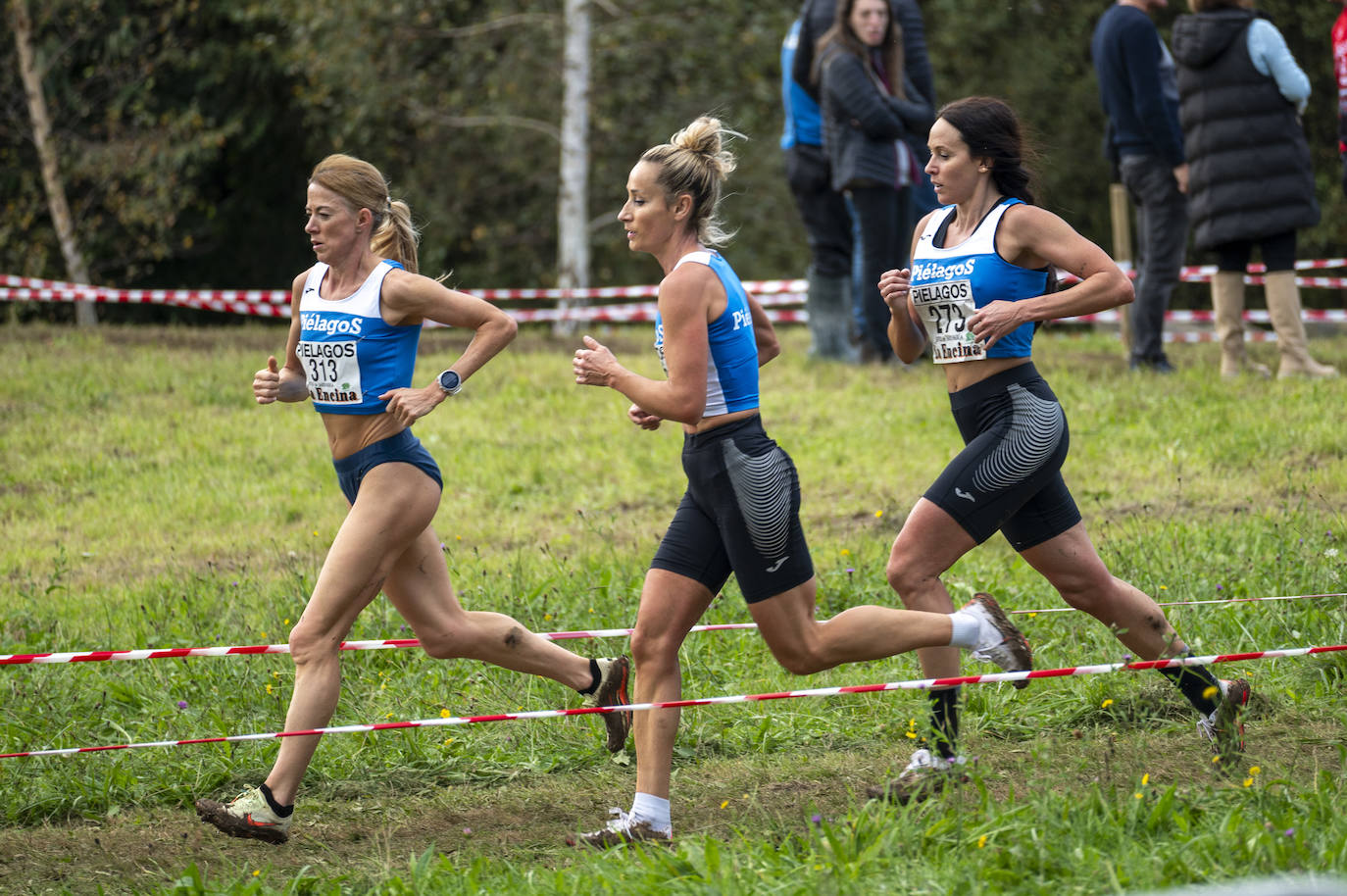 Irene Pelayo marca el ritmo, seguida de Zulema y Margarita Fuentes-Pila, en un momento de la carrera.