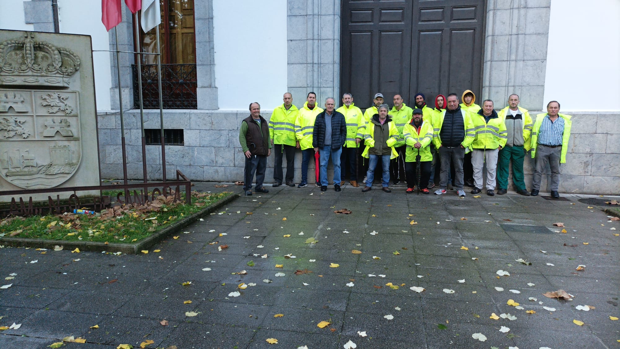 Plantilla de trabajadores de FCC en huelga frente al Ayuntamiento.