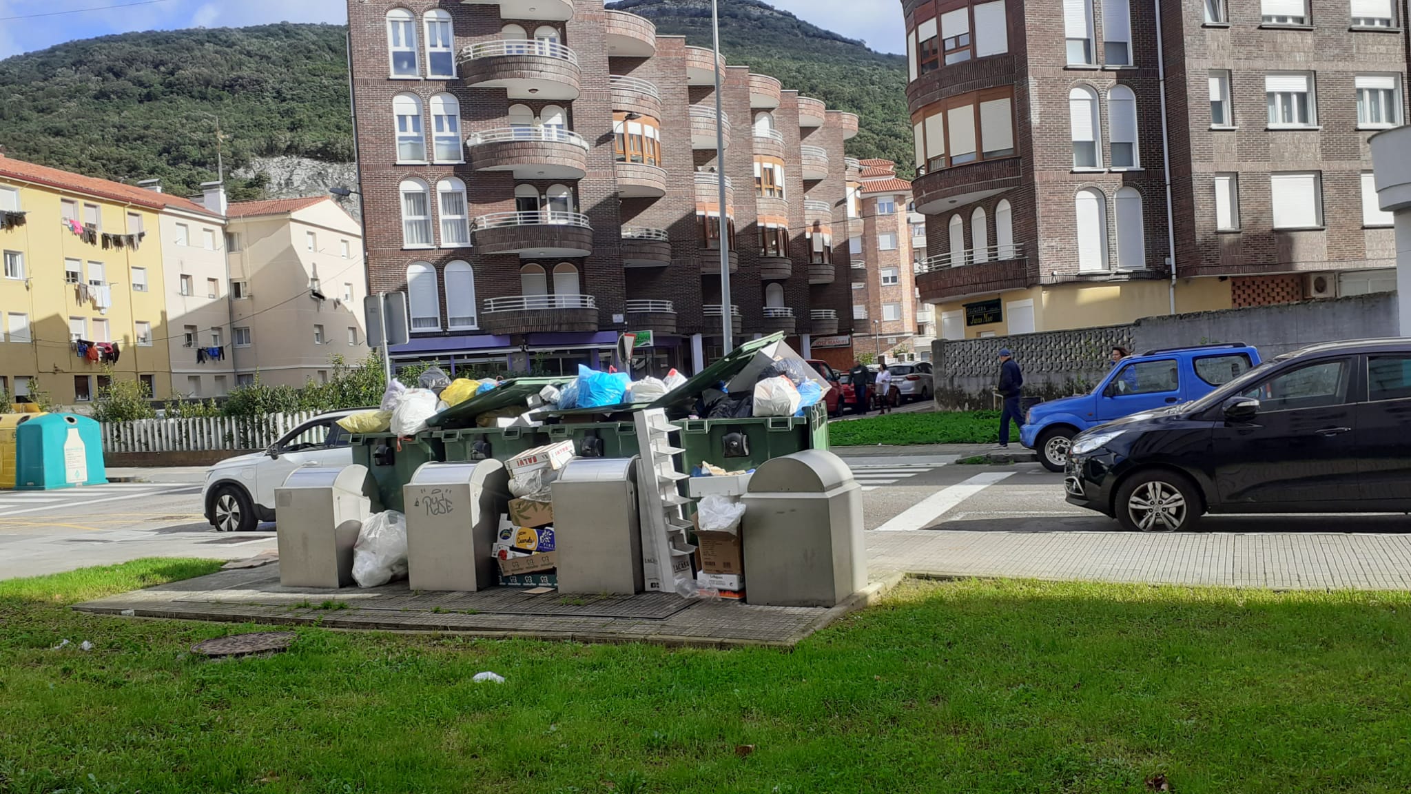 Las bolsas de basura se han ido acumulando a lo largo del fin de semana.