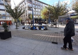 Un vecino contempla las bolsas fuera de los contenedores soterrados en la plaza San Antonio