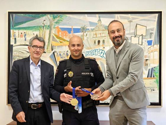 Carlos Lamadrid, en el centro, muestra sus medallas junto a Pedro Pérez Noriega (izquierda) y Javier López Estrada (derecha).