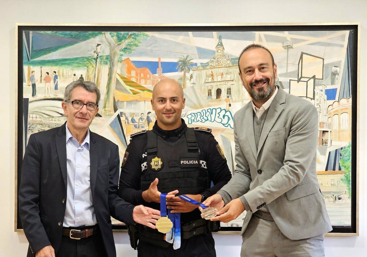 Carlos Lamadrid, en el centro, muestra sus medallas junto a Pedro Pérez Noriega (izquierda) y Javier López Estrada (derecha).