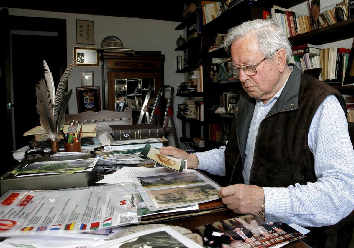 Julio Sanz Saiz, pintor y poeta, en su casa de Barcenaciones.