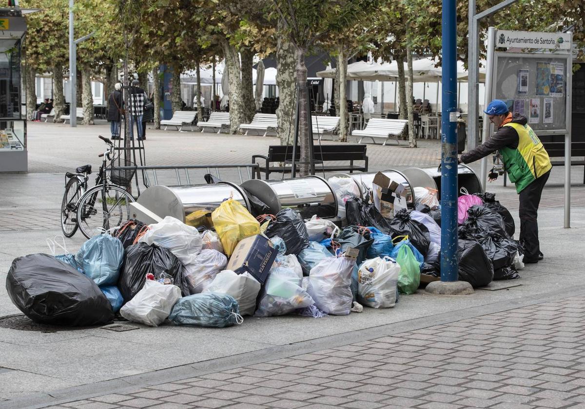 La suciedad se amontona en las calles de Santoña