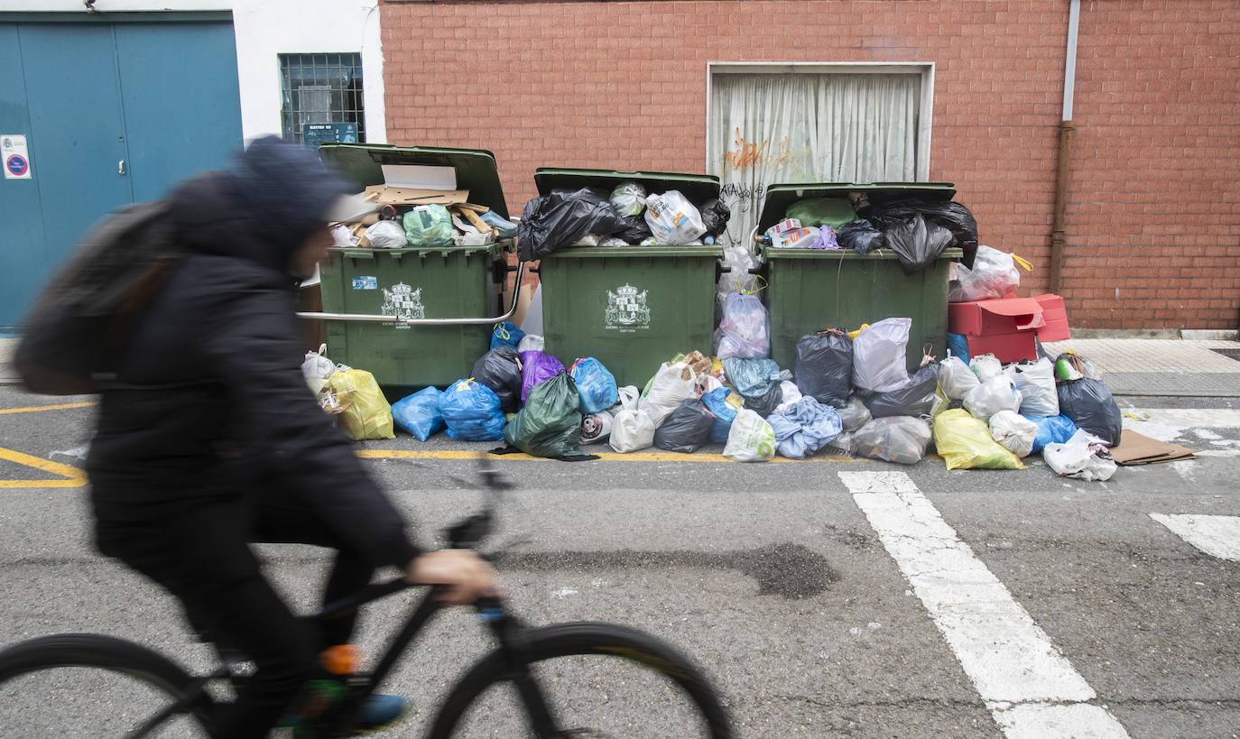 El conflicto está encallado y todo apunta a que no habrá una solución inmediata que devuelve la normalidad y limpieza a las calles. 