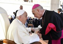 Arturo Ros toma la mano del Papa Francisco para transmitirle su agradecimiento.