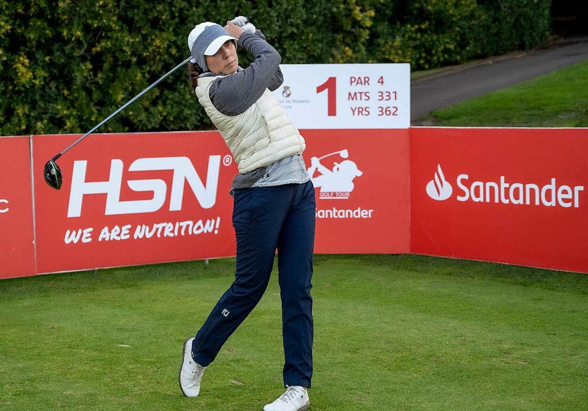 Elena Hualde, en el tee del hoyo uno del Real Golf de Pedreña.