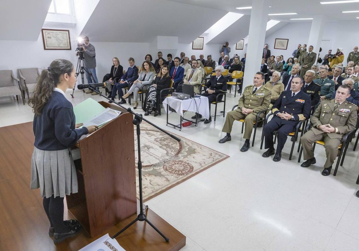 La estudiante María García lee su carta a las autoridades asistentes al acto.