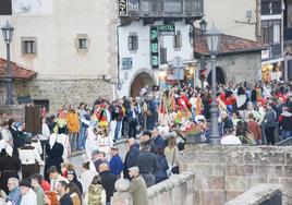 La capital lebaniega se vuelca cada año con la fiesta del orujo.