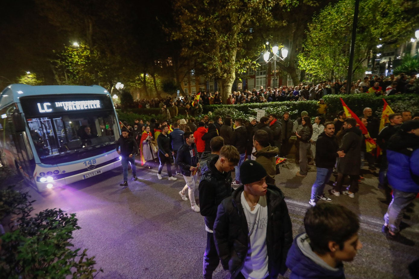 Autobús parado en los cortes de la calle San Fernándo