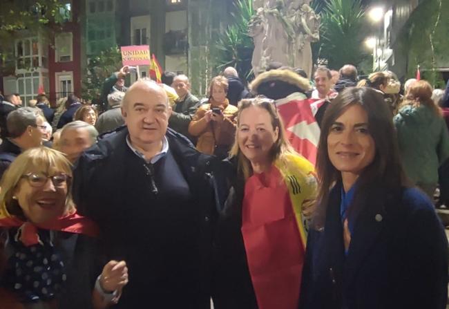 De izquierda a derecha, los rostros de Vox en la manifestación: la diputada Natividad Pérez, el presidente de Vox Cantabria, Emilio del Valle, la diputada Leticia Díaz y la portavoz de la formación en Santander, Laura Velasco.