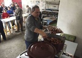 Reparto de chorizo en una anterior edición de San Martín.