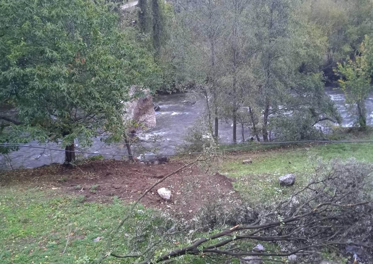 Imagen principal - La caída de dos grandes rocas deja incomunicado el pueblo de Lebeña