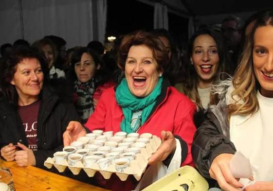 Imagen de archivo de varias mujeres, con una buena tanda de chupitos de orujo en Potes.