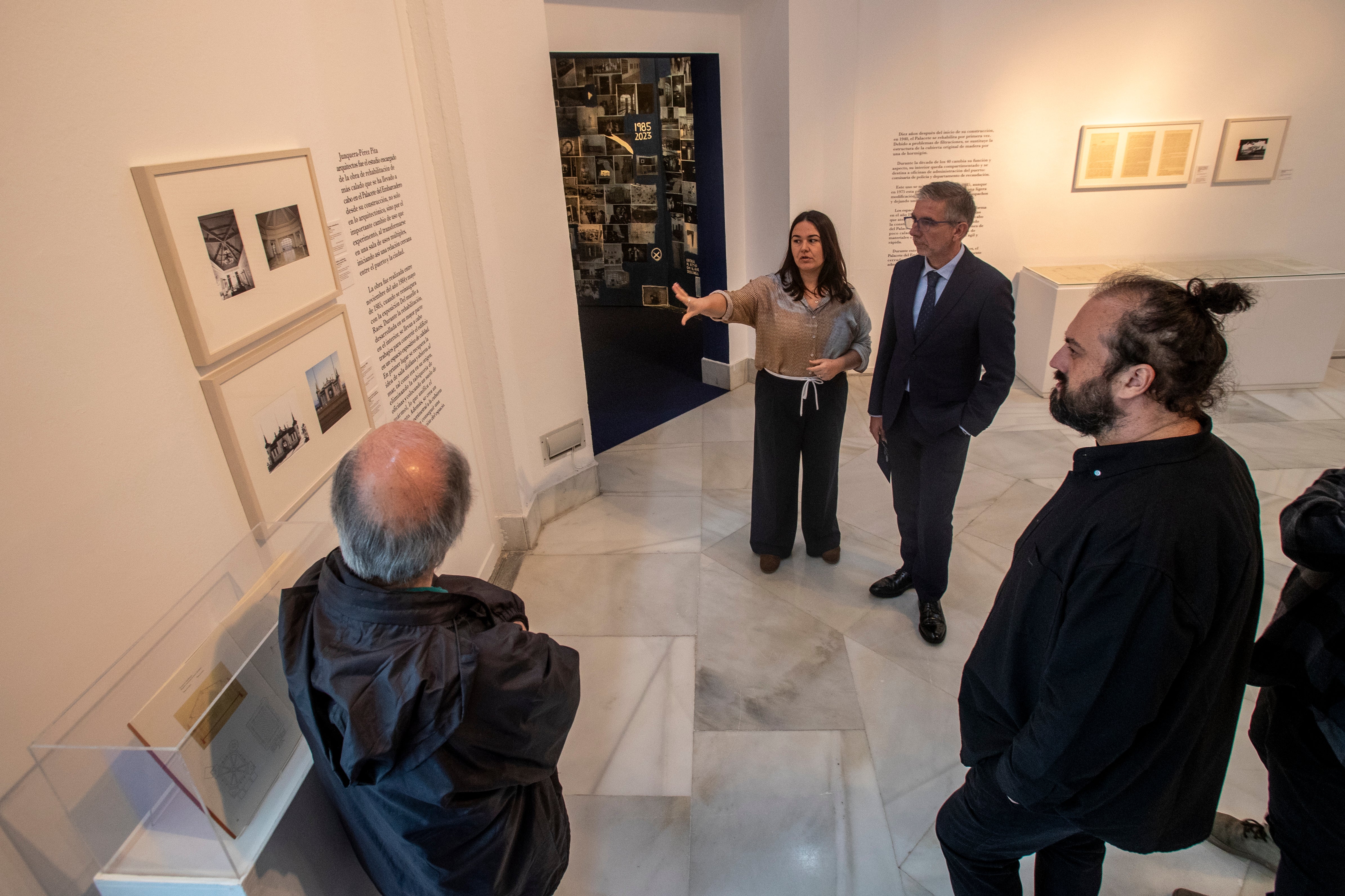 Marta López Royano, una de las comisarias del proyecto, realizó una visita guiada por las piezas expuestas