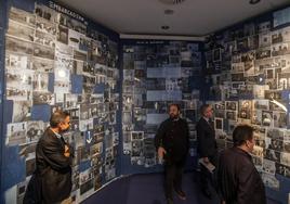 La 'Isla de recuerdos', instalación de Palo Pez, a modo de capilla evocadora, recoge imágenes de 40 años de exposiciones.