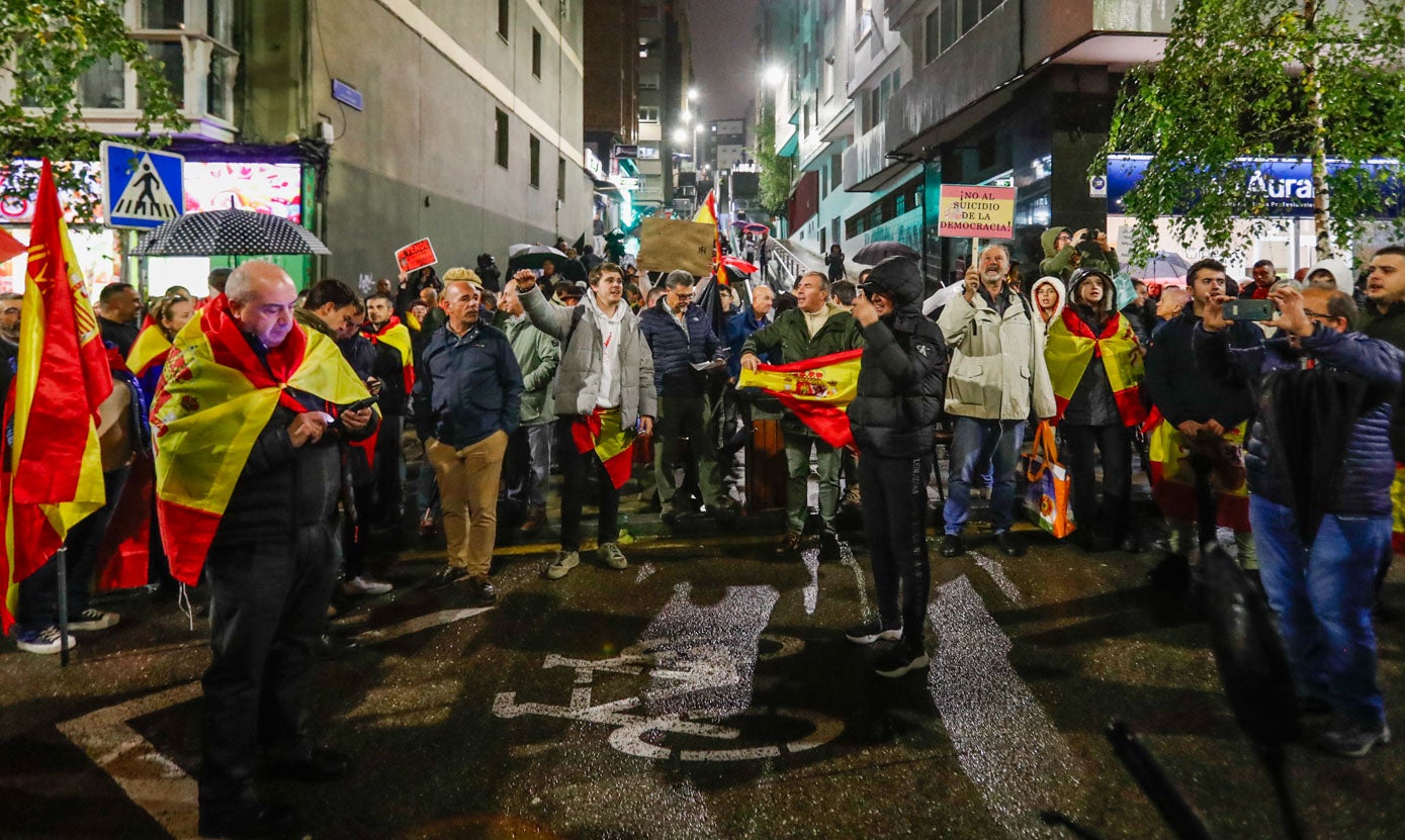 Los manifestantes portaron durante el recorrido banderas de España y carteles críticos con el Gobierno de Pedro Sánchez.