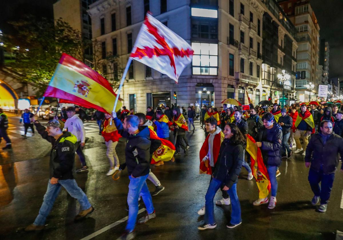 La protesta ante la sede del PSOE, en imágenes