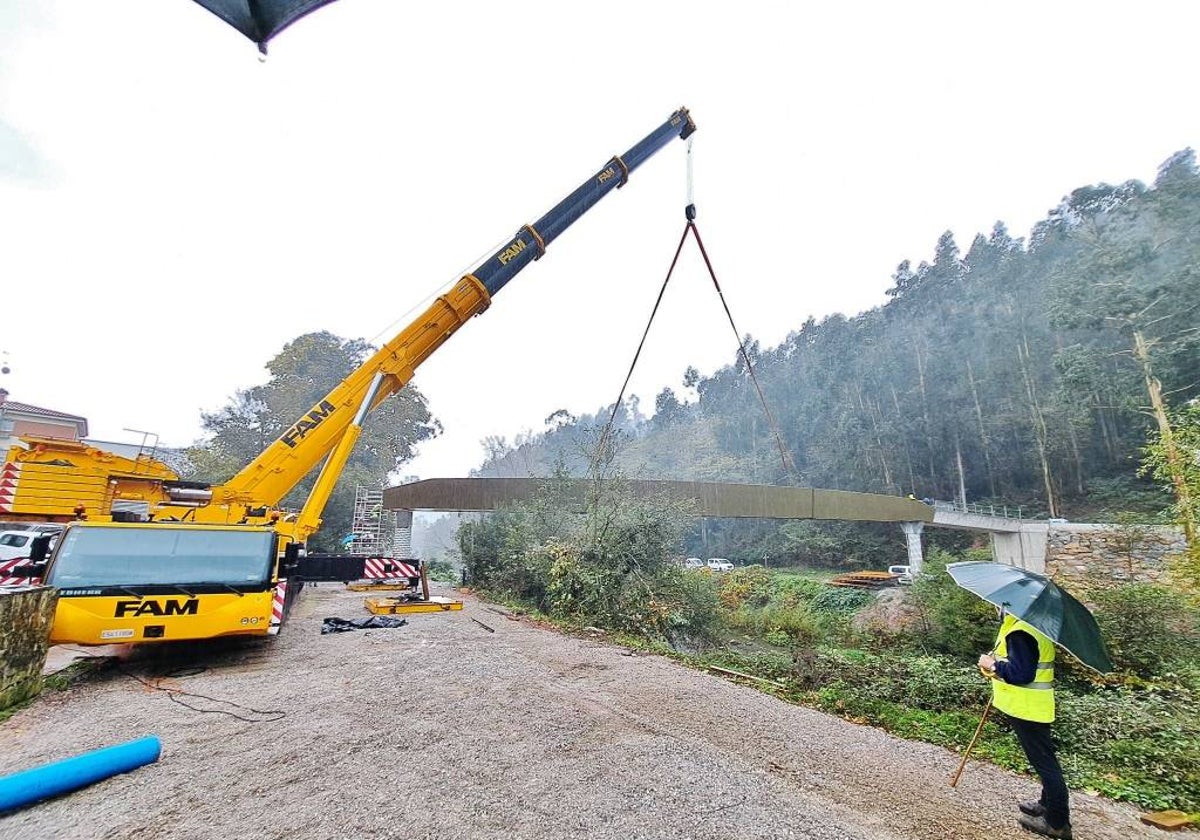 Instalación de la plataforma sobre el río Besaya.