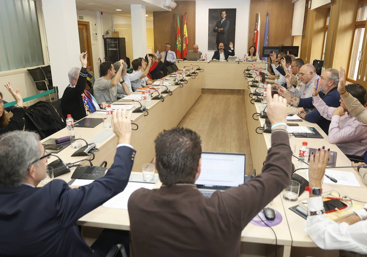 Todos los concejales alzan la mano para apoyar el traspaso de los terrenos donde se ubicará la nueva sede del Pctcan, este viernes, en el Pleno de Torrelavega.