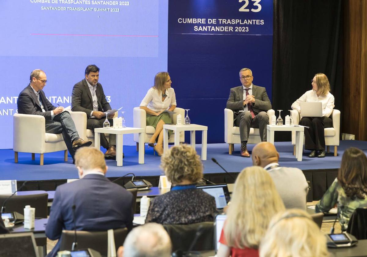 Stefan Van der Spiegel (Comisión Europea), Nicolás González (Parlamento Europeo), Beatriz Domínguez-Gil (ONT), Gabriel Oniscu (Sociedad europea) y Elmi Muller, (Sociedad americana)