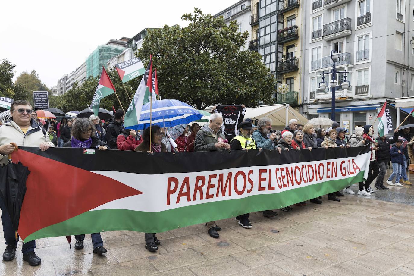 Los manifestantes mostraron varias pancartas reivindicativas.