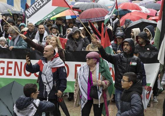 Cabeza de la manifestación, que se desarrolló bajo la lluvia.