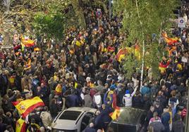 Concentración de ciudadanos ante la sede del PSOE en Santander para protestar por la amnistía.