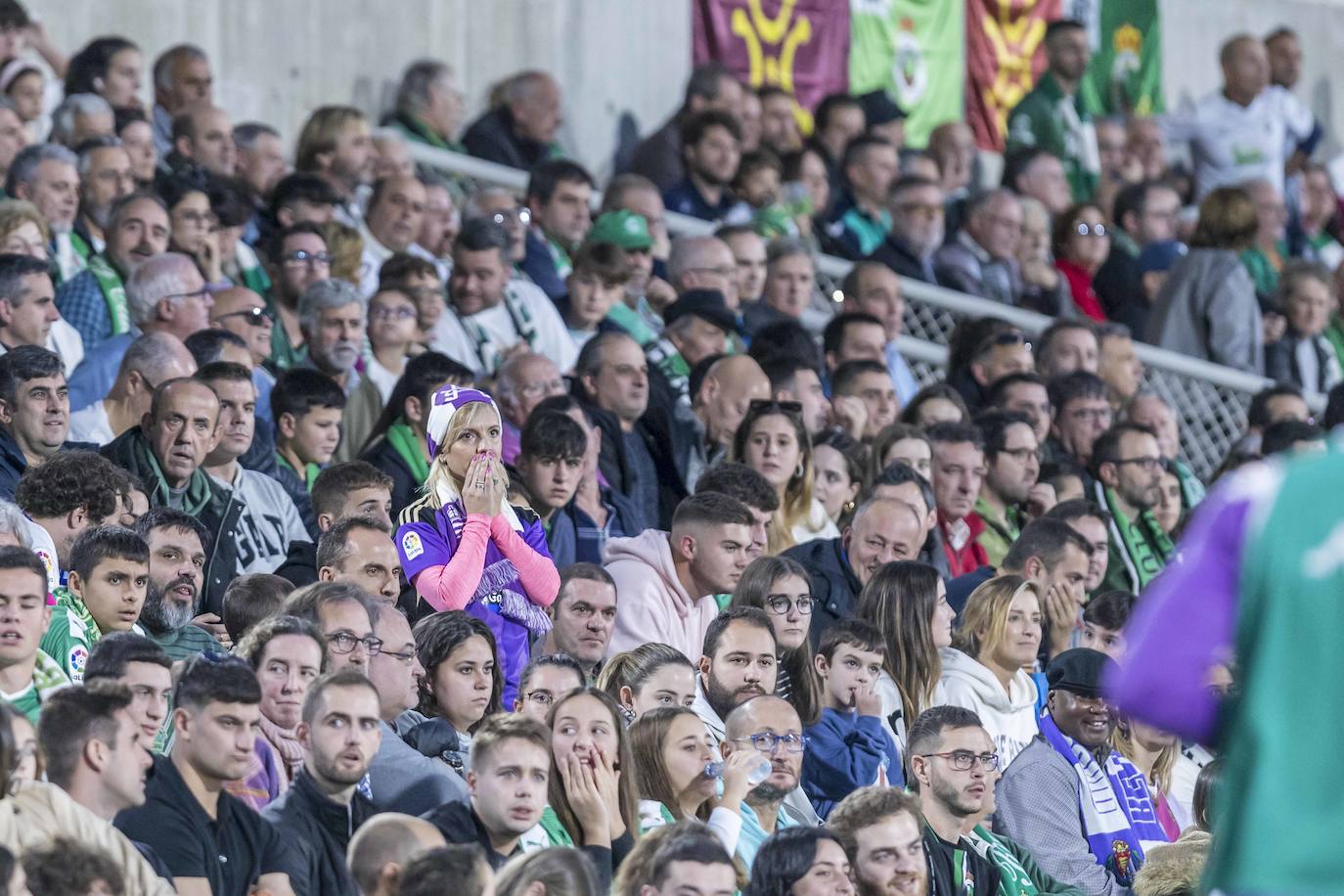 Público cántabro y pucelano mezclado en las gradas de los Campos de Sport.