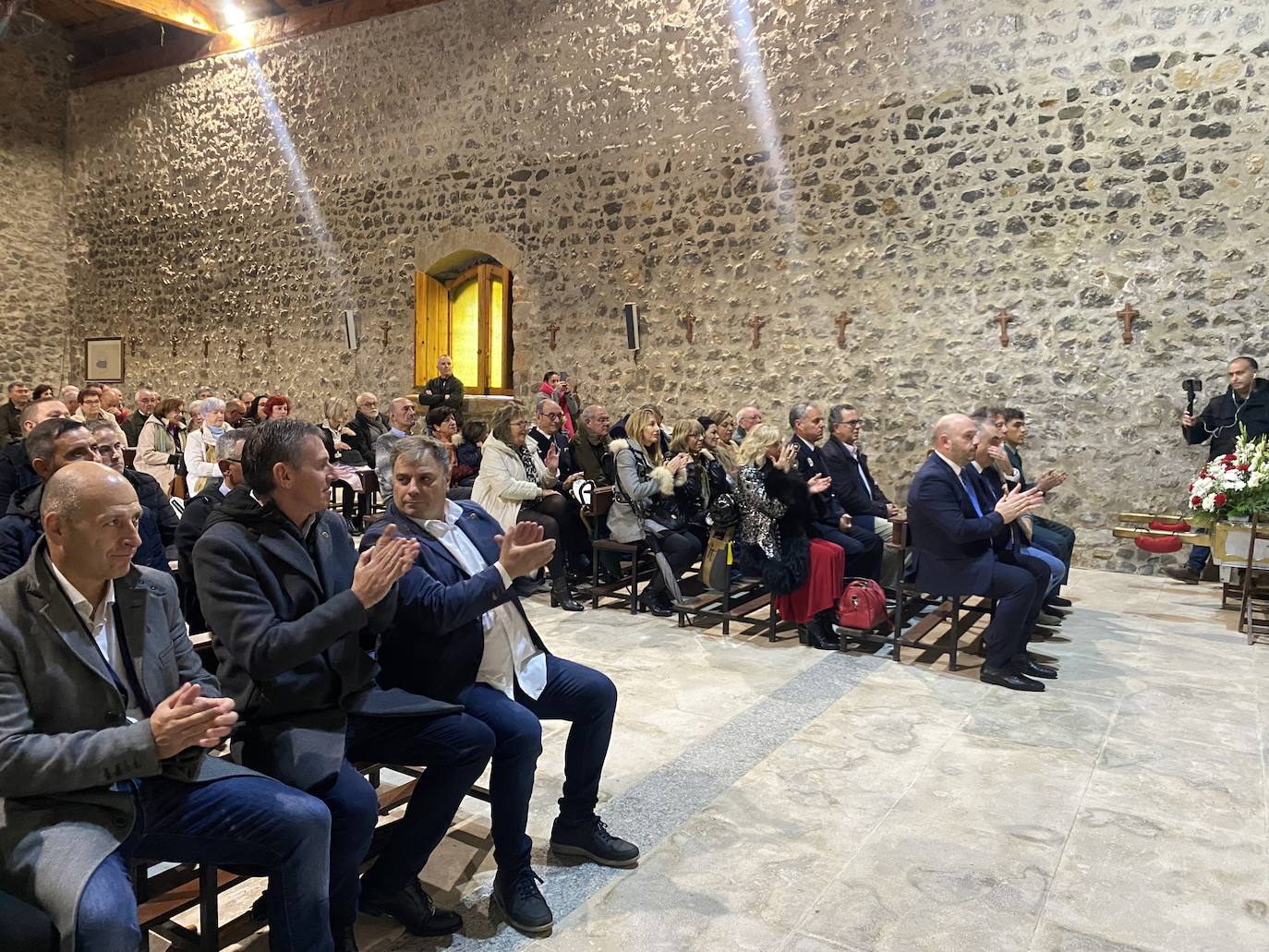 Aplausos a las palabras del nuevo Patrón Mayor, Adolfo San Román, en la ermita de San Martín.