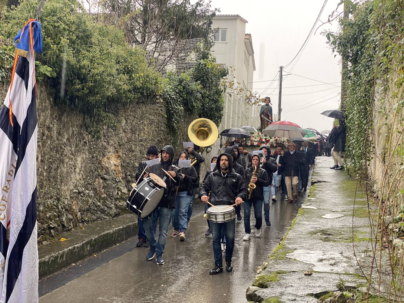 La procesión del santo se desarrolló al son de la música.