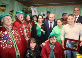 Foto de familia de los premiados y autoridades tras la entrega de la Alquitara de Oro.