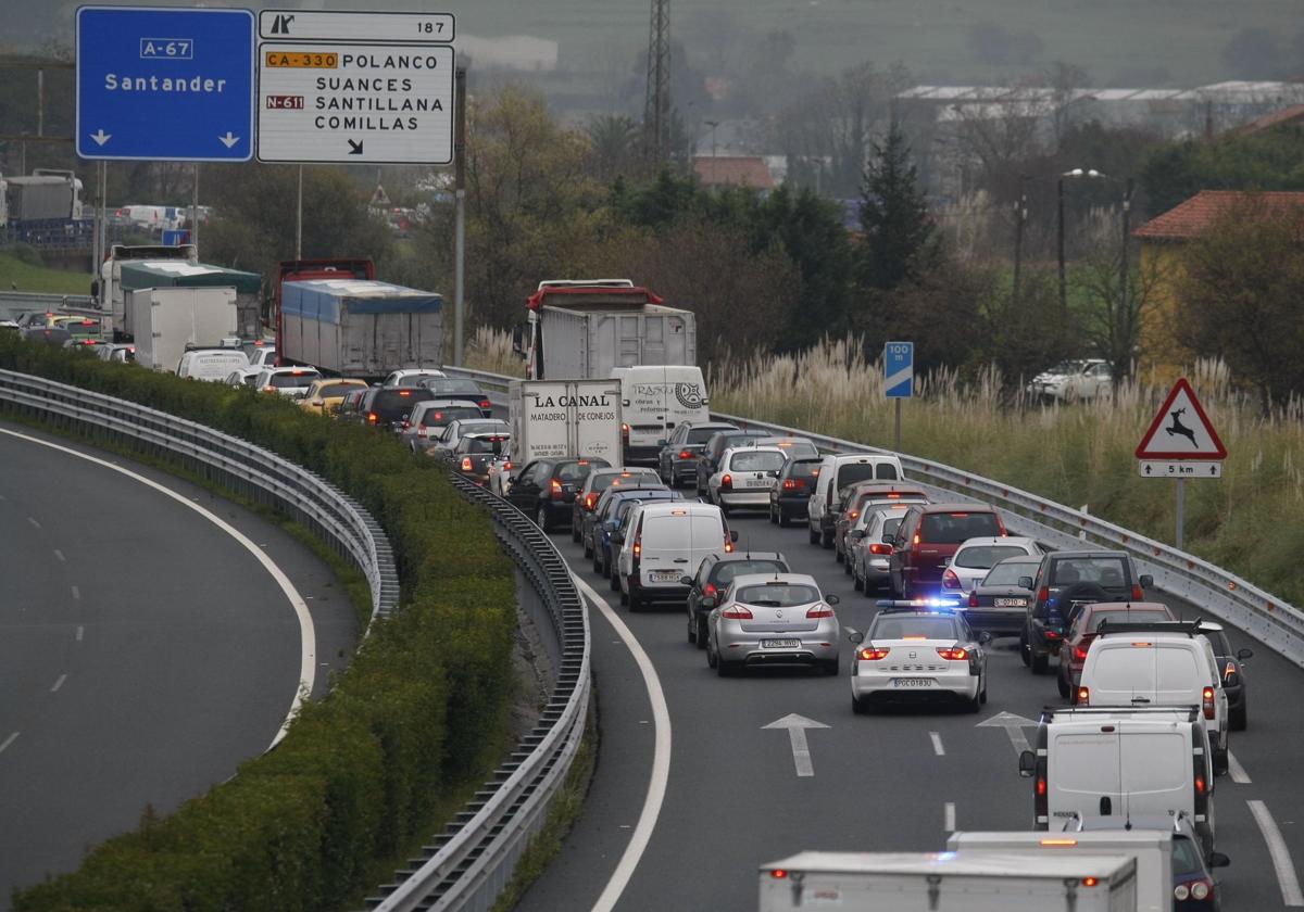 Tráfico colapsado en la salida a Polanco desde la A-67 en dirección Torrelavega.