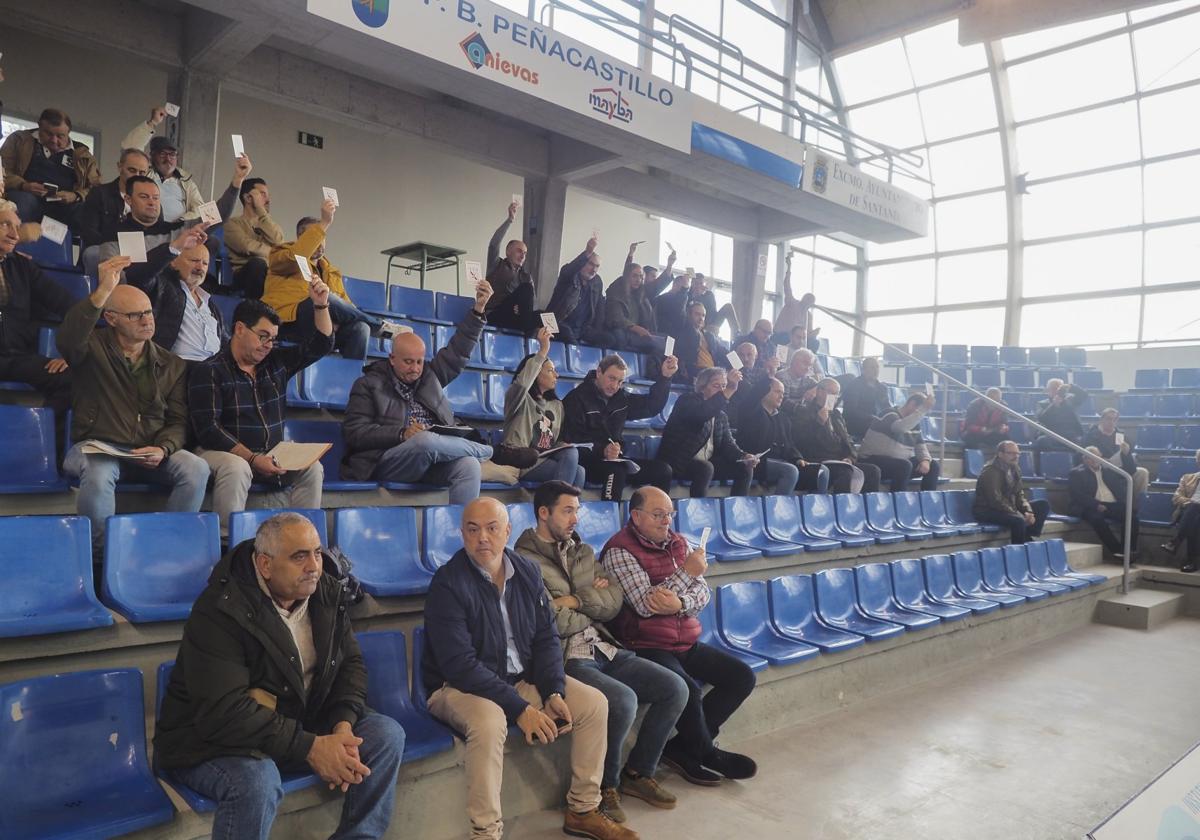 Los asambleístas, ayer en la bolera de Cañas.