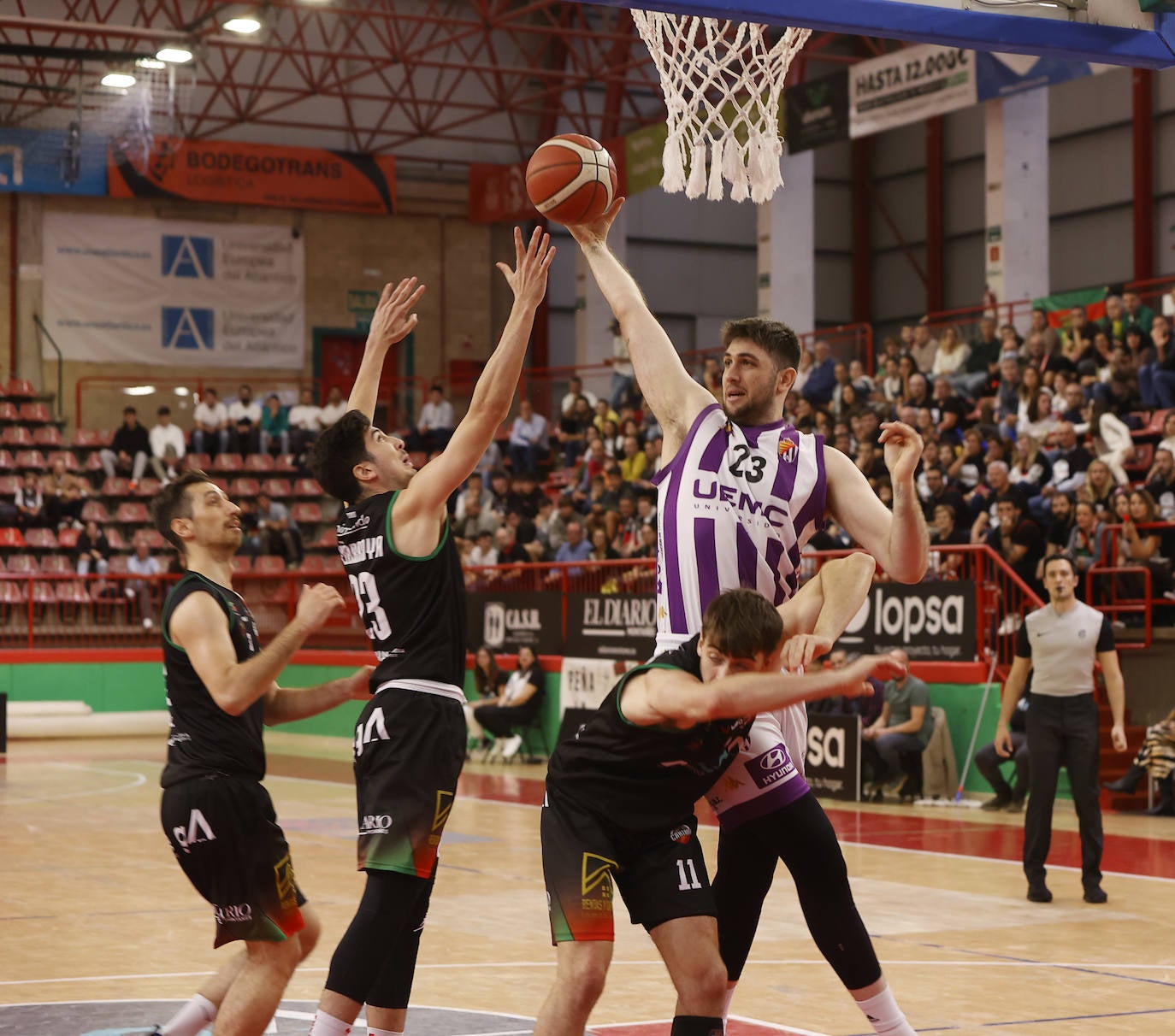 Fernández, del Valladolid, intenta  lanzar a canasta rodeado de jugadores del Alega. 